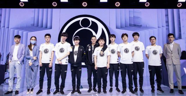 她不仅肩负 她不仅肩负